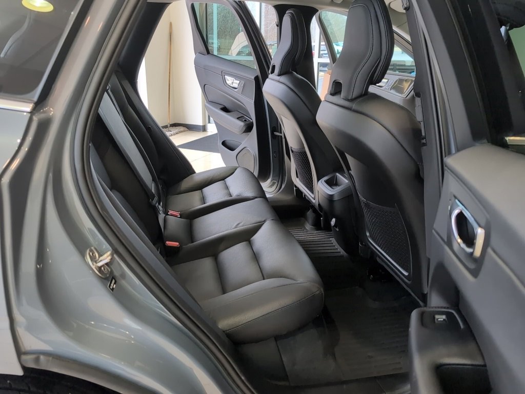 Used 2022 Volvo XC60 B5 Momentum w/ Advanced Package image 43