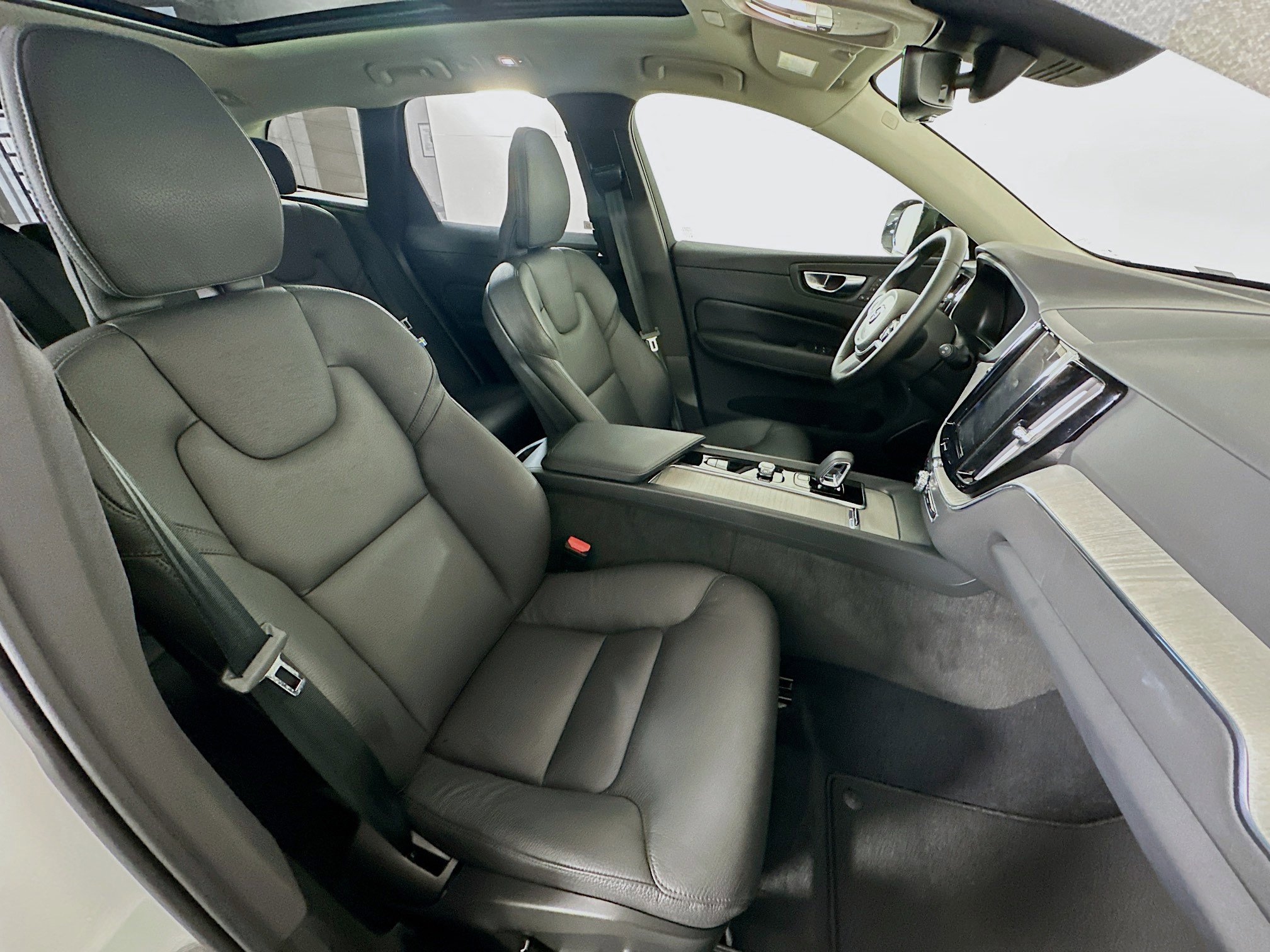 Used 2025 Volvo XC60 B5 Plus image 32