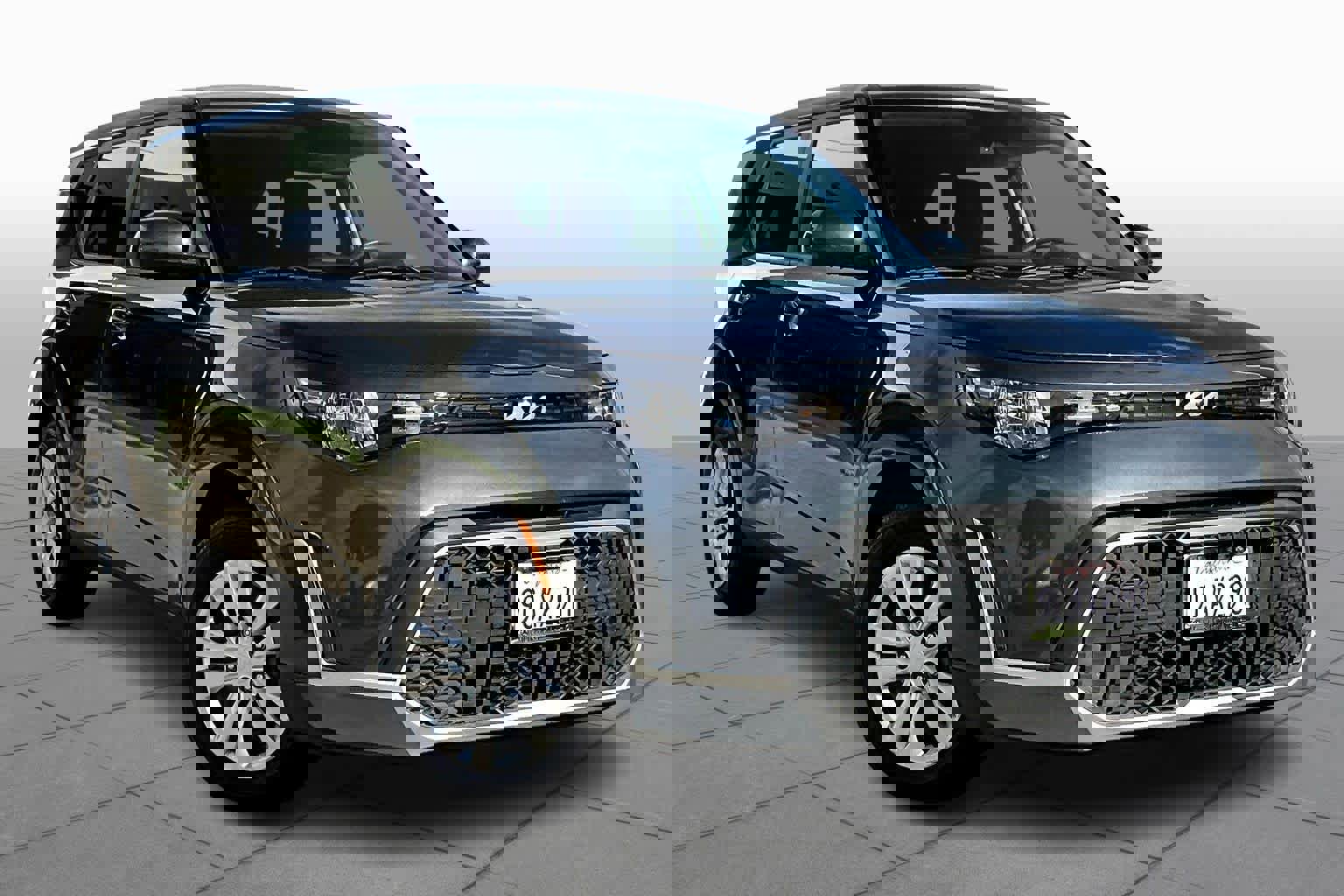 Used 2023 Kia Soul LX image 2