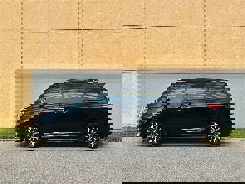 Used 2019 Toyota Sienna Limited Premium image 6