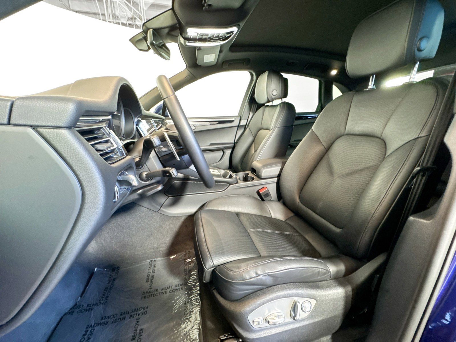 Certified 2025 Porsche Macan image 5