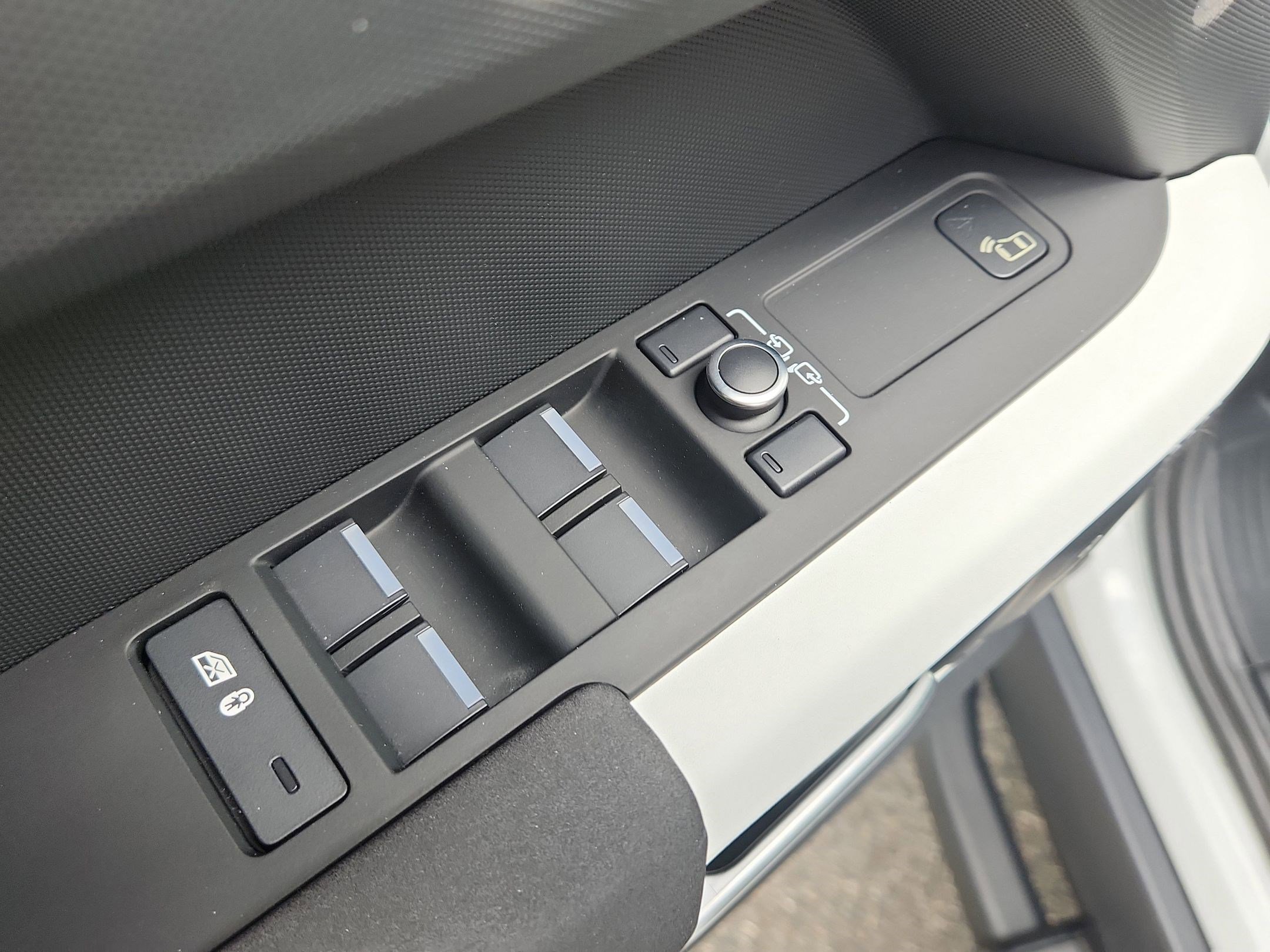 Certified 2023 Land Rover Defender 110 S AWD/4WD image 24