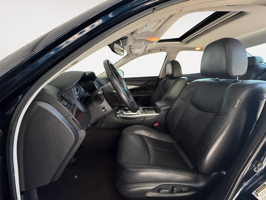 Used 2017 INFINITI Q70 3.7 RWD image 9