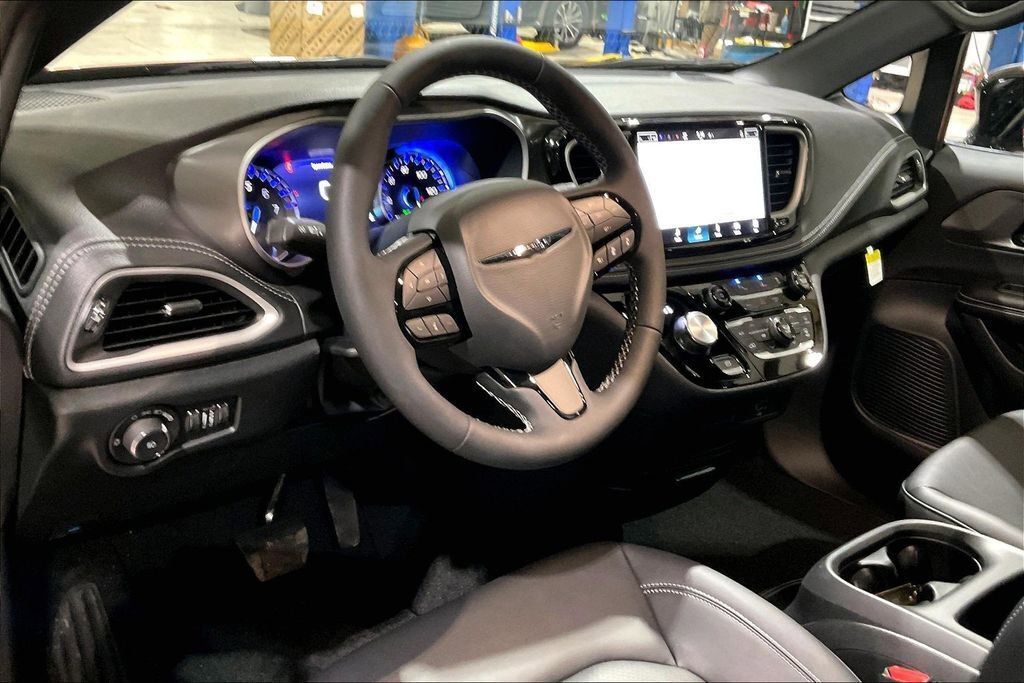 New 2026 Chrysler Pacifica Select image 6