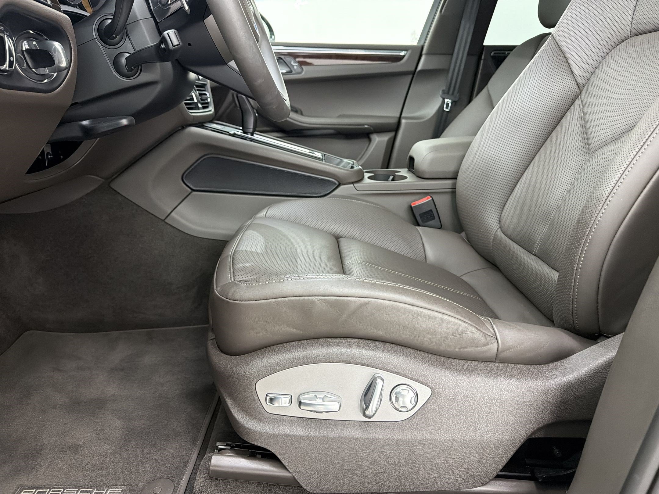 Used 2026 Porsche Macan AWD/4WD image 5