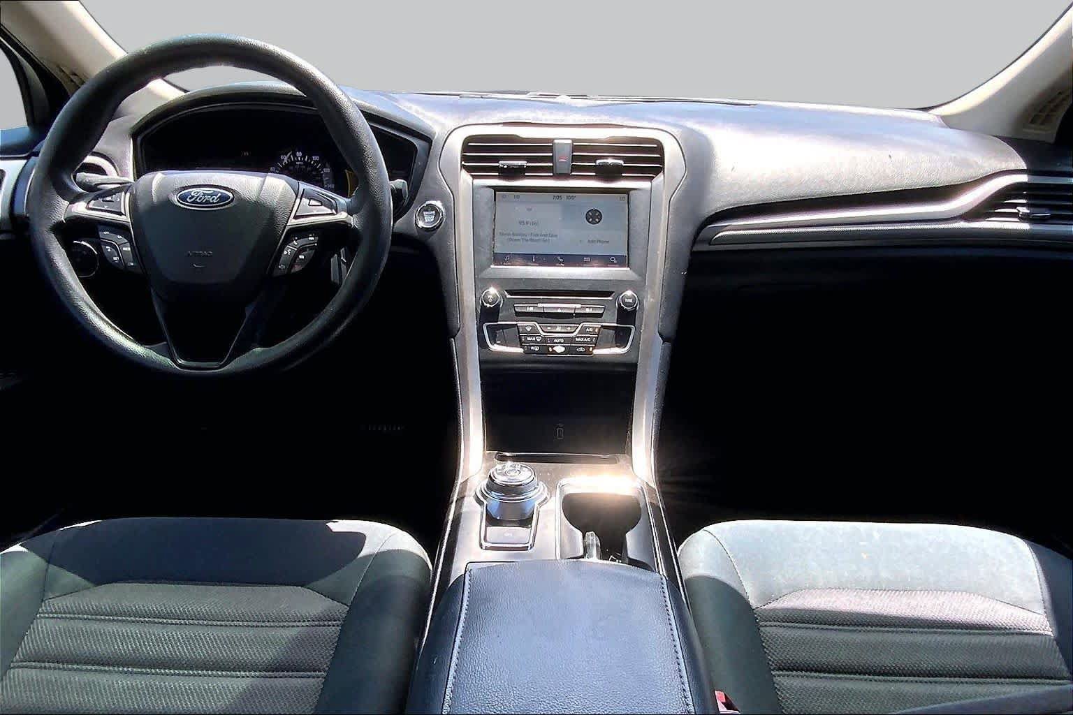 Used 2018 Ford Fusion SE w/ Fusion SE Technology Package FWD image 14
