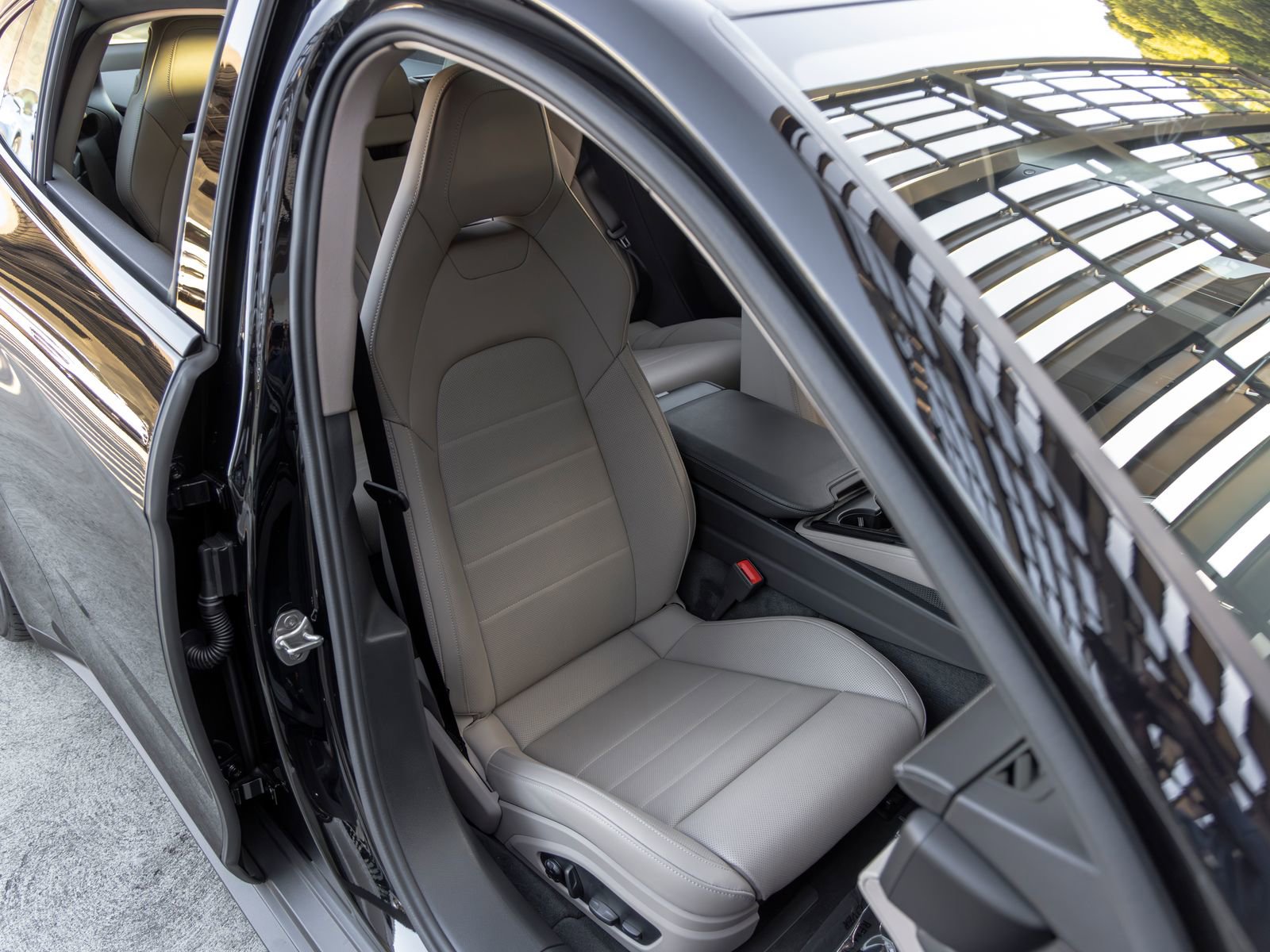 Certified 2025 Porsche Panamera RWD image 58