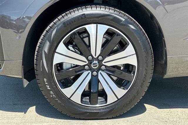 Certified 2024 Volvo XC60 T8 Plus AWD/4WD image 31