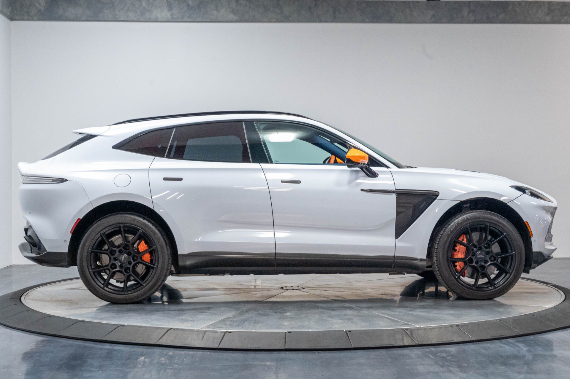 Used 2021 Aston Martin DBX AWD/4WD image 35