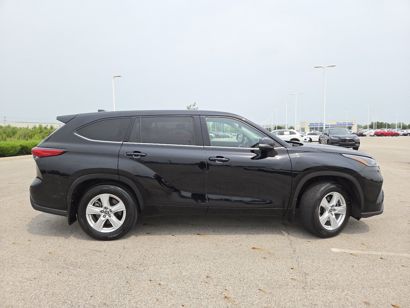 Used 2022 Toyota Highlander LE AWD/4WD image 17