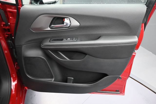 New 2027 Chrysler Pacifica Select AWD/4WD image 21