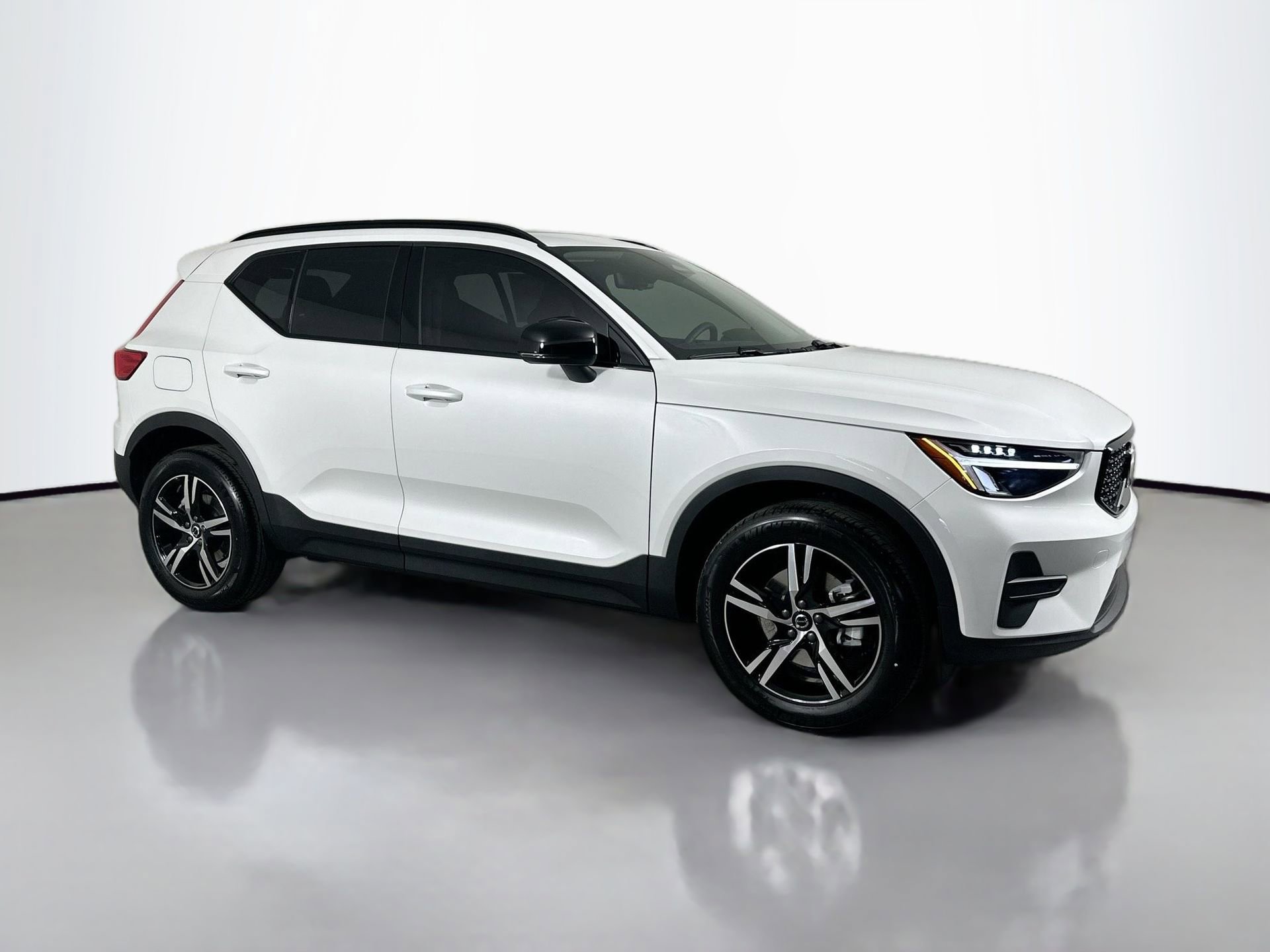 New 2026 Volvo XC40 B4 Core image 3