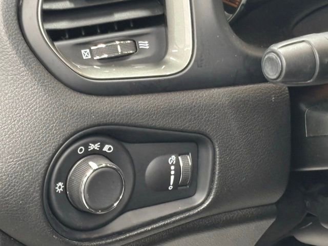 Used 2023 Jeep Renegade Latitude w/ Sun/Sound Group image 14