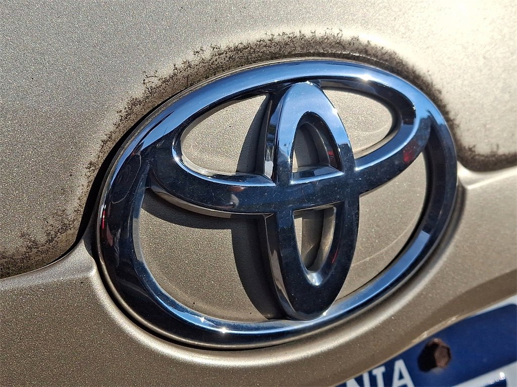 Used 2010 Toyota Camry LE image 6