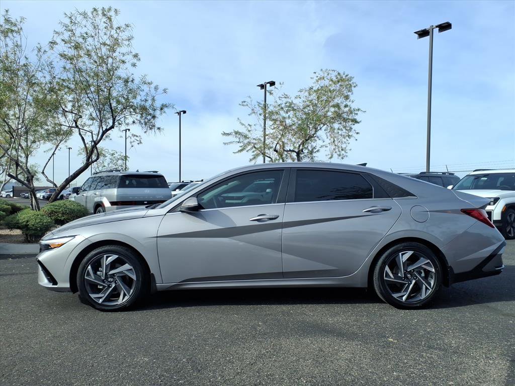 Certified 2025 Hyundai Elantra Limited FWD image 3