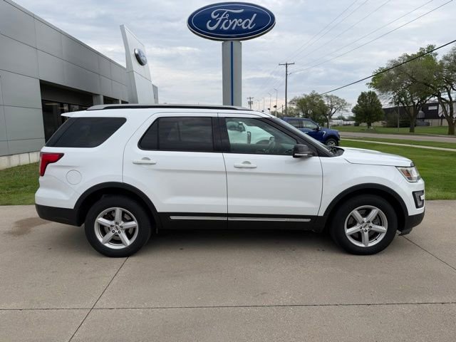 Used 2017 Ford Explorer XLT w/ Equipment Group 201A AWD/4WD image 7