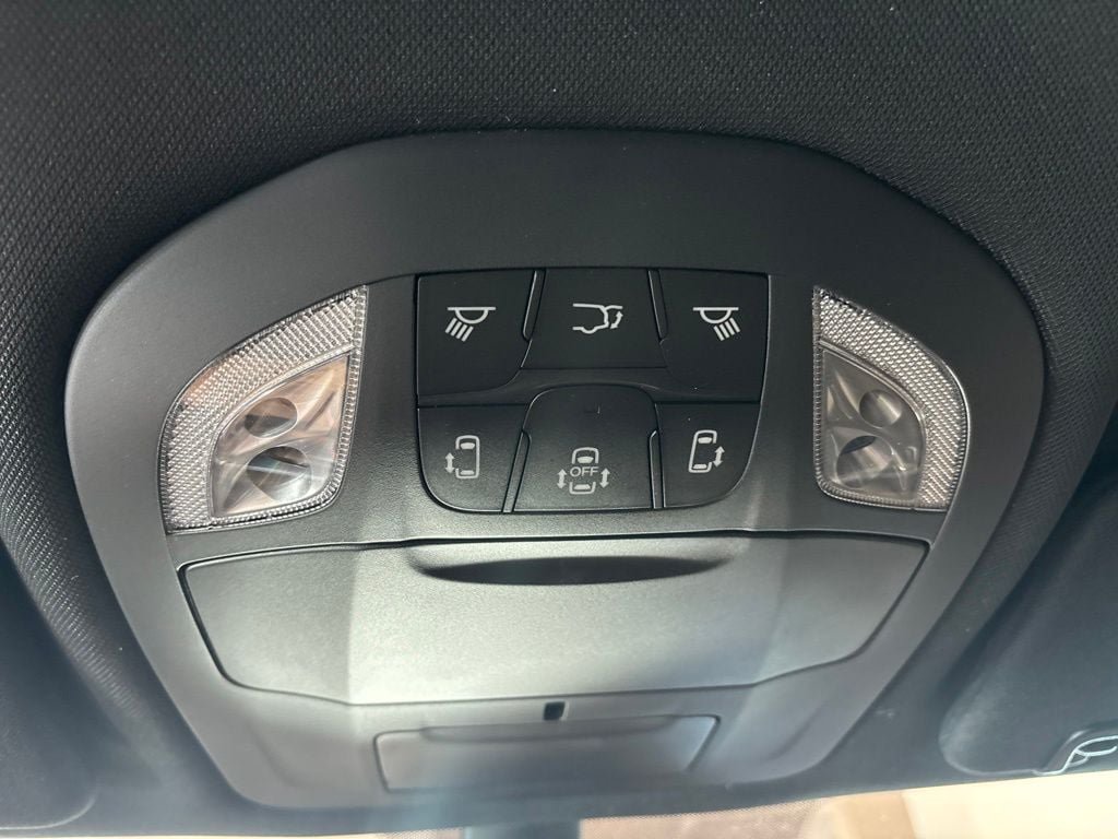 New 2027 Chrysler Pacifica Select FWD image 17