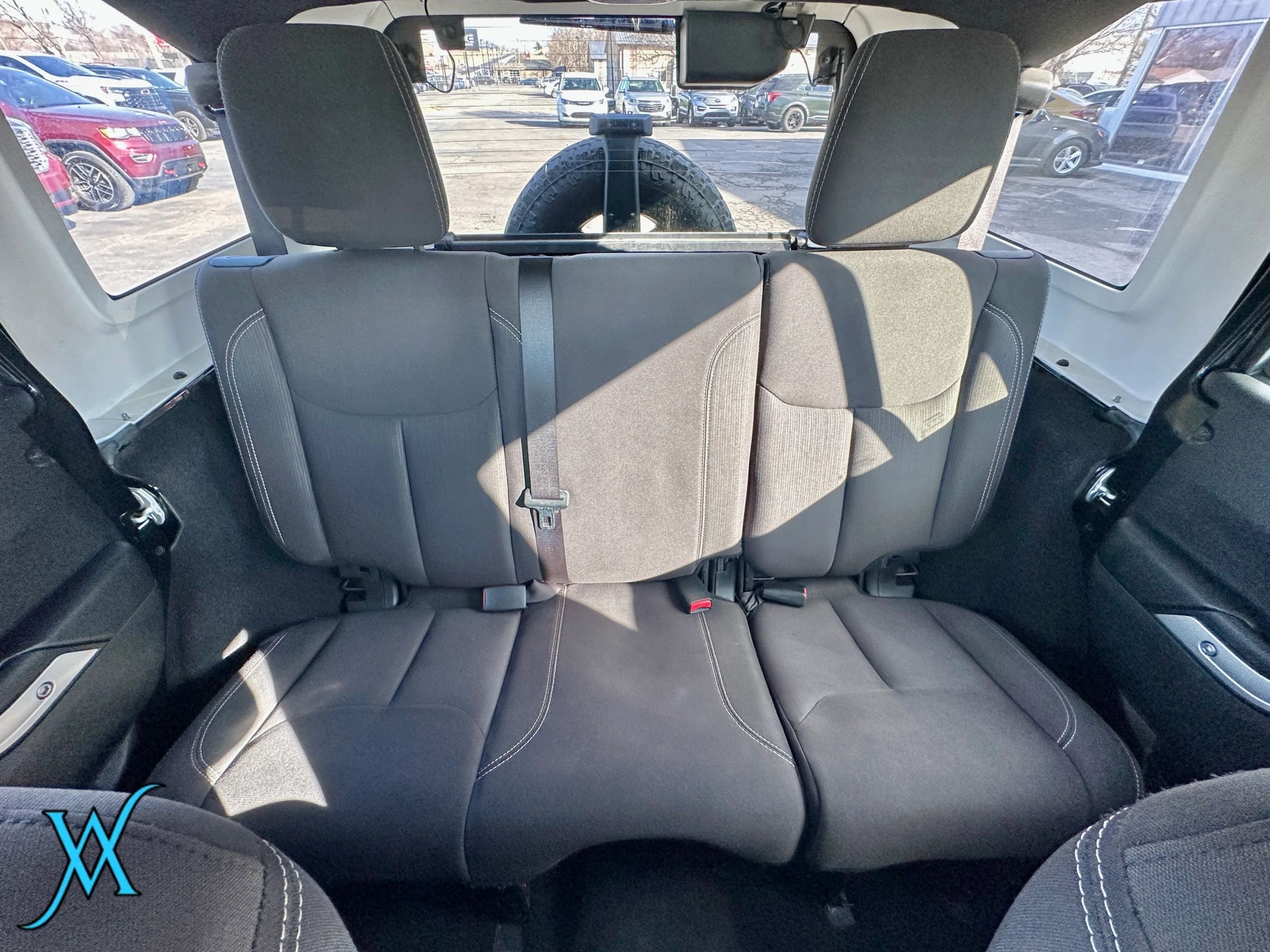 Used 2018 Jeep Wrangler Unlimited Sahara w/ Connectivity Group AWD/4WD image 36