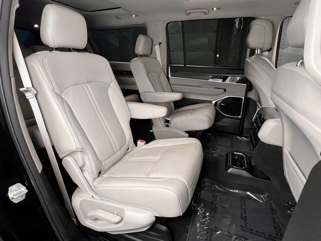 Used 2023 Jeep Wagoneer L Series III w/ Premium Group I AWD/4WD image 25