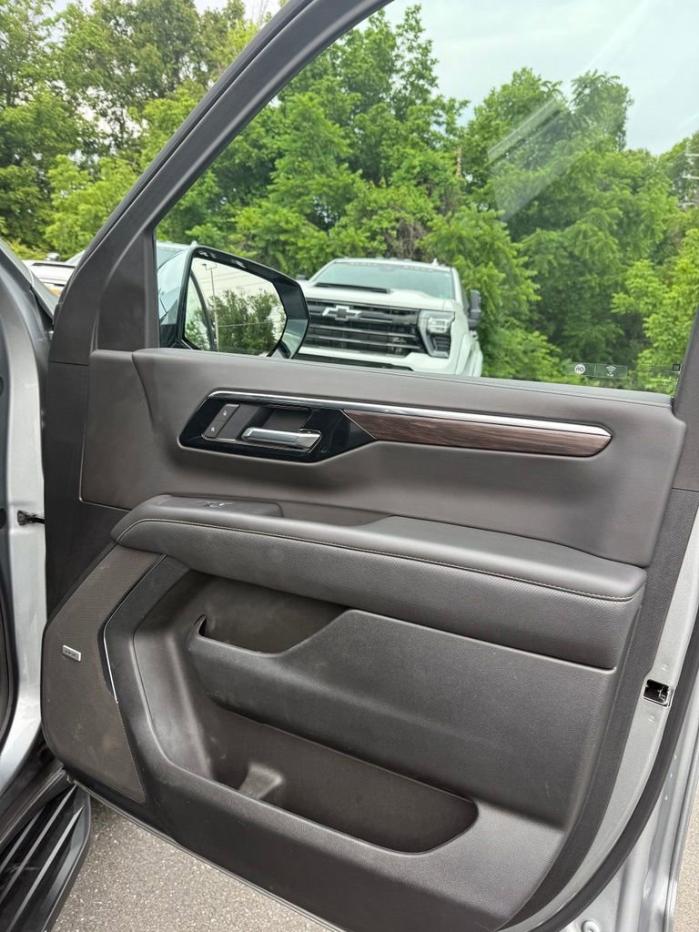 Used 2025 Chevrolet Suburban Premier AWD/4WD image 21