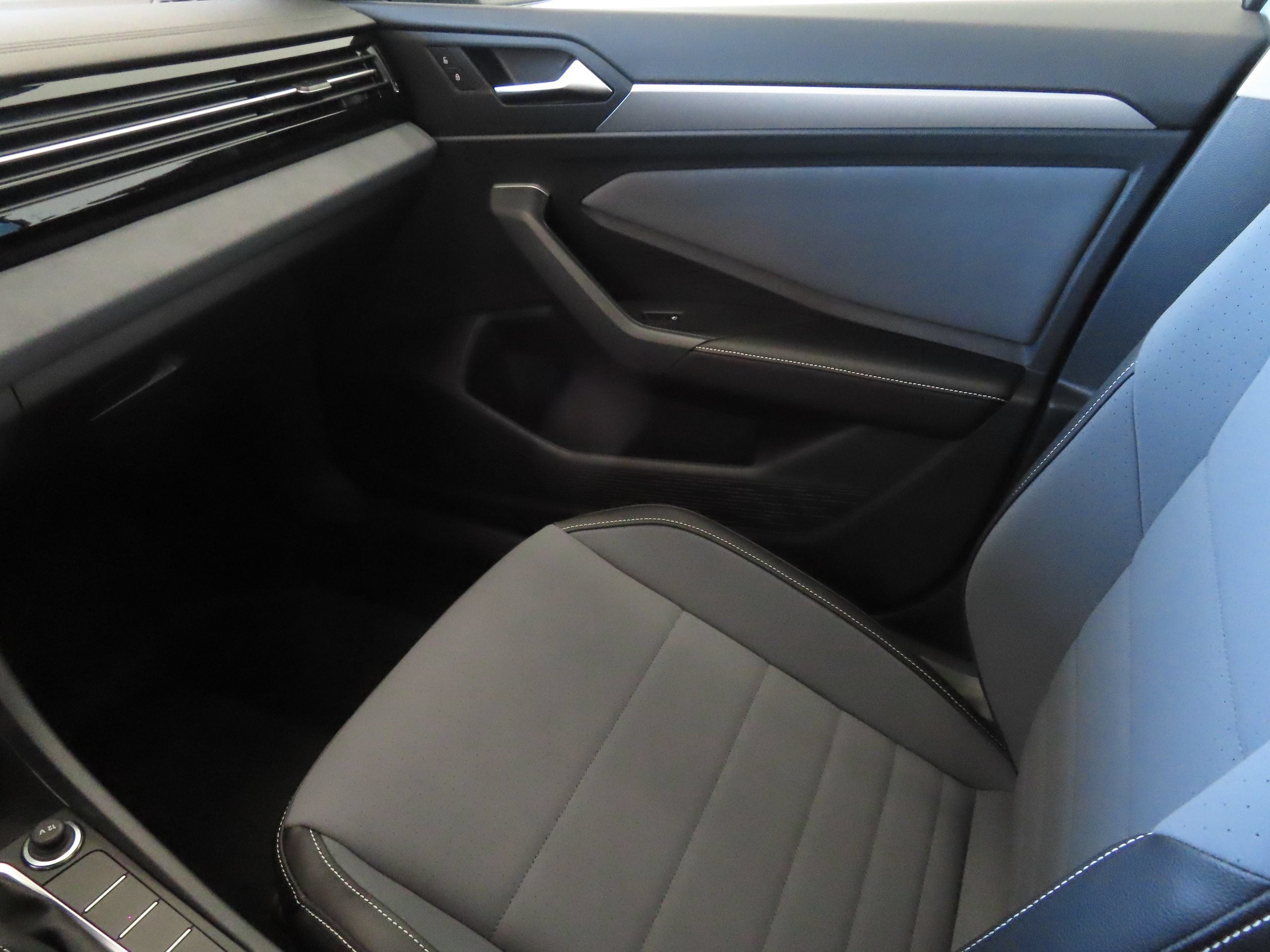 New 2026 Volkswagen Jetta SE FWD image 19