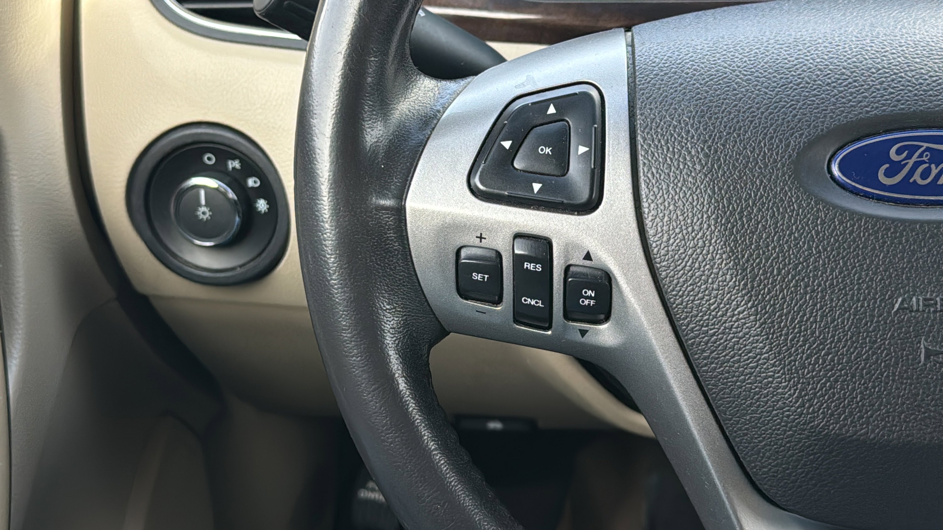 Used 2015 Ford Taurus Limited FWD image 11