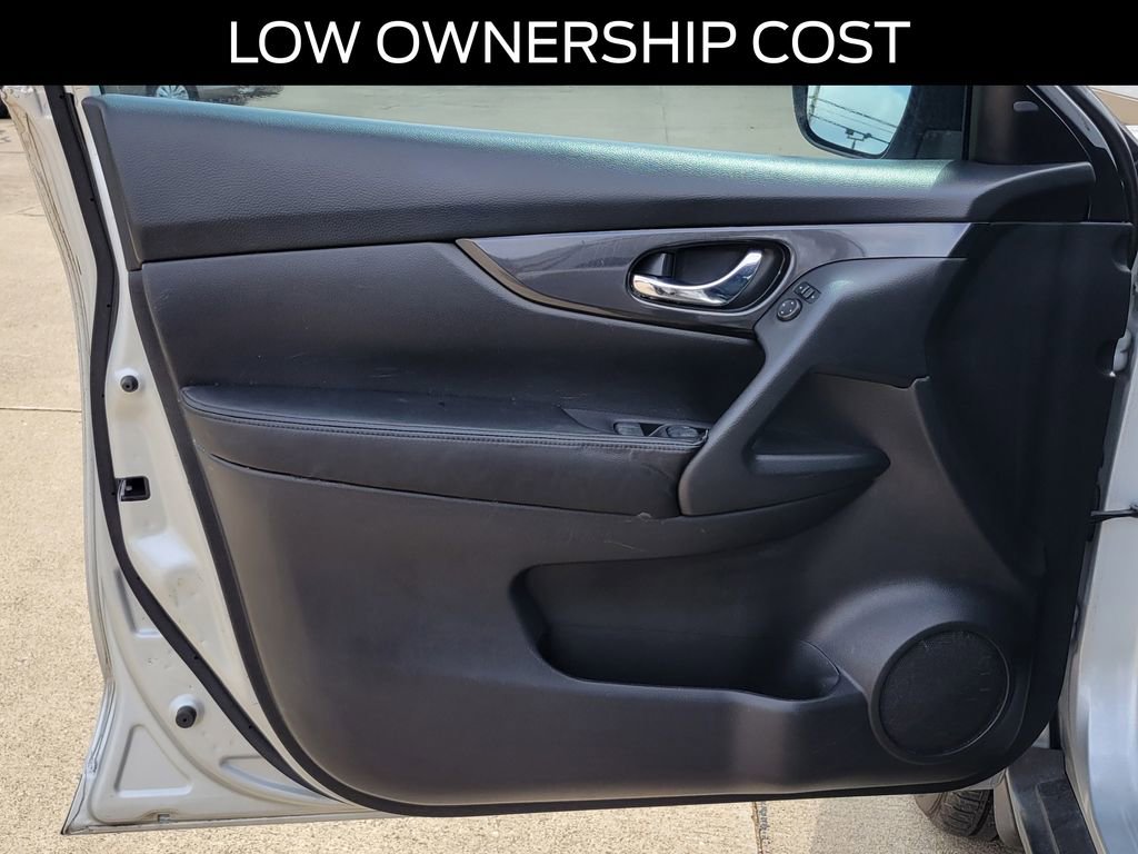 Used 2017 Nissan Rogue SV image 18