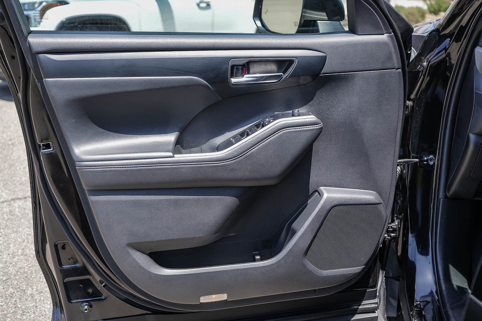 Used 2022 Toyota Highlander XLE FWD image 22