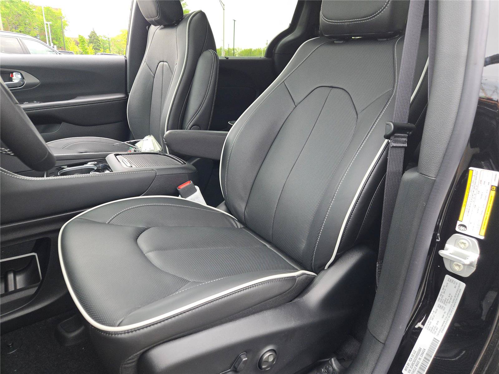 New 2027 Chrysler Pacifica Limited AWD/4WD image 28