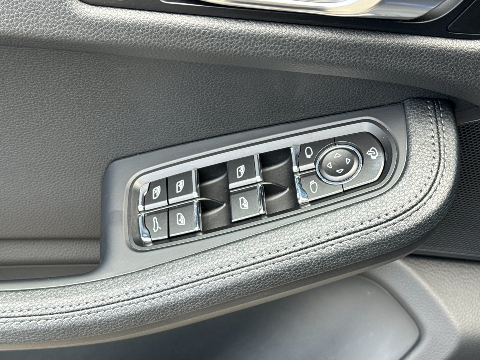Certified 2026 Porsche Macan AWD/4WD image 13