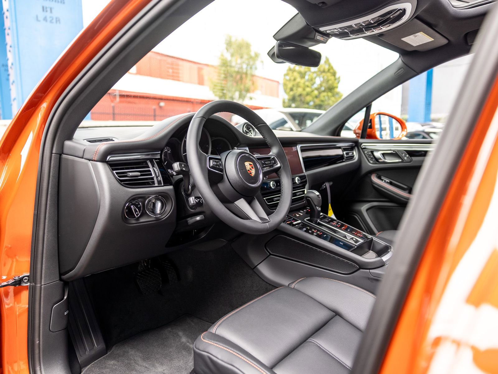 Certified 2025 Porsche Macan AWD/4WD image 4