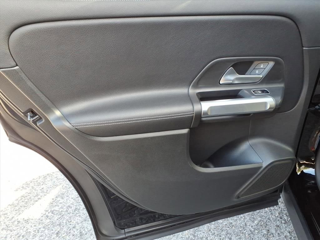 Used 2021 Mercedes-Benz GLB 250 4MATIC image 15