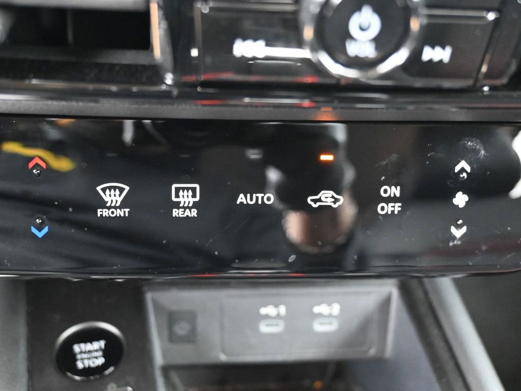 Used 2025 Nissan Kicks SR image 23
