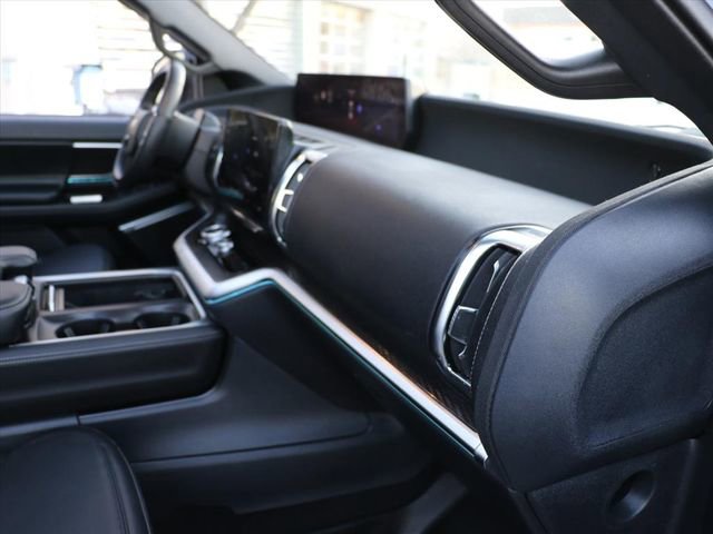 Used 2025 Ford Expedition Max Platinum w/ Stealth Appearance Package image 11