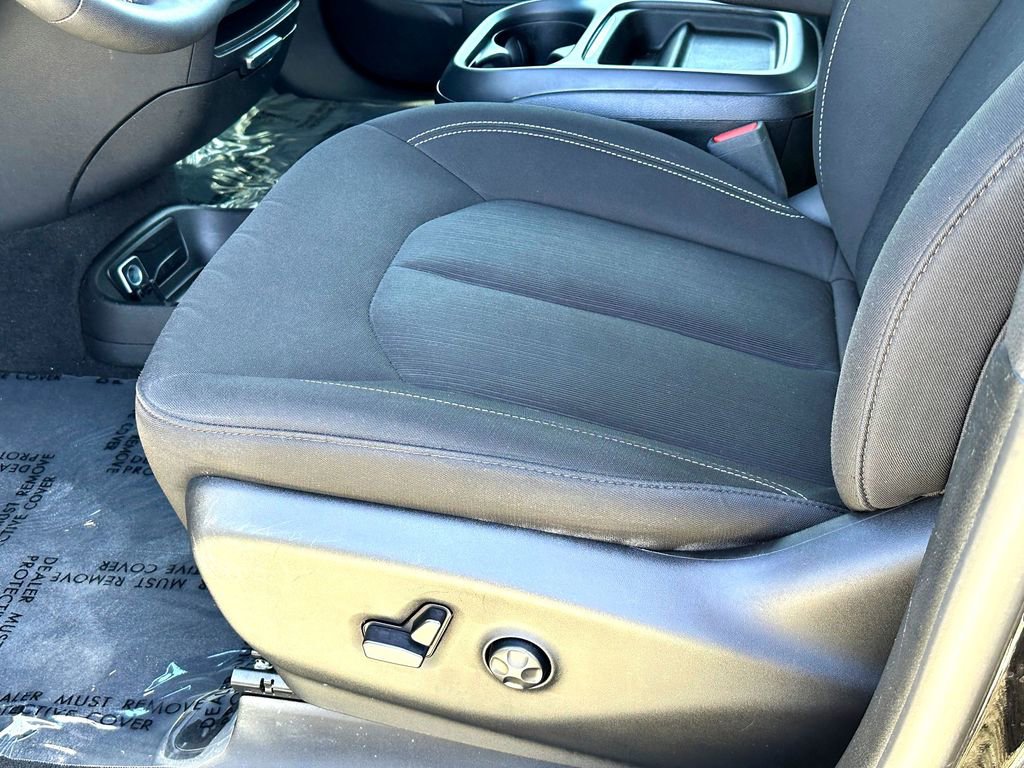 Used 2024 Chrysler Pacifica Touring FWD image 22