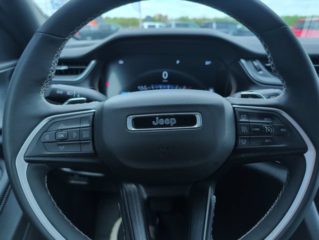 Used 2025 Jeep Grand Cherokee Altitude AWD/4WD image 15