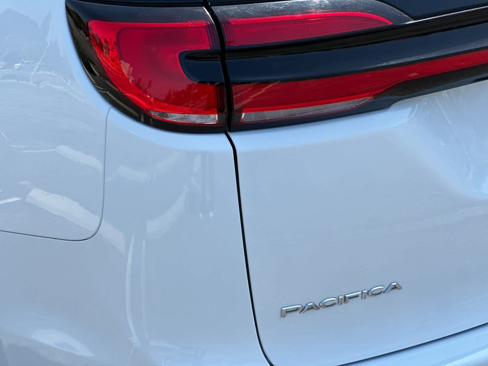 Used 2024 Chrysler Pacifica Touring-L FWD image 29