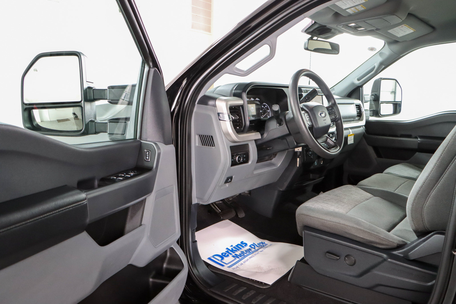Used 2023 Ford F350 XLT AWD/4WD image 3