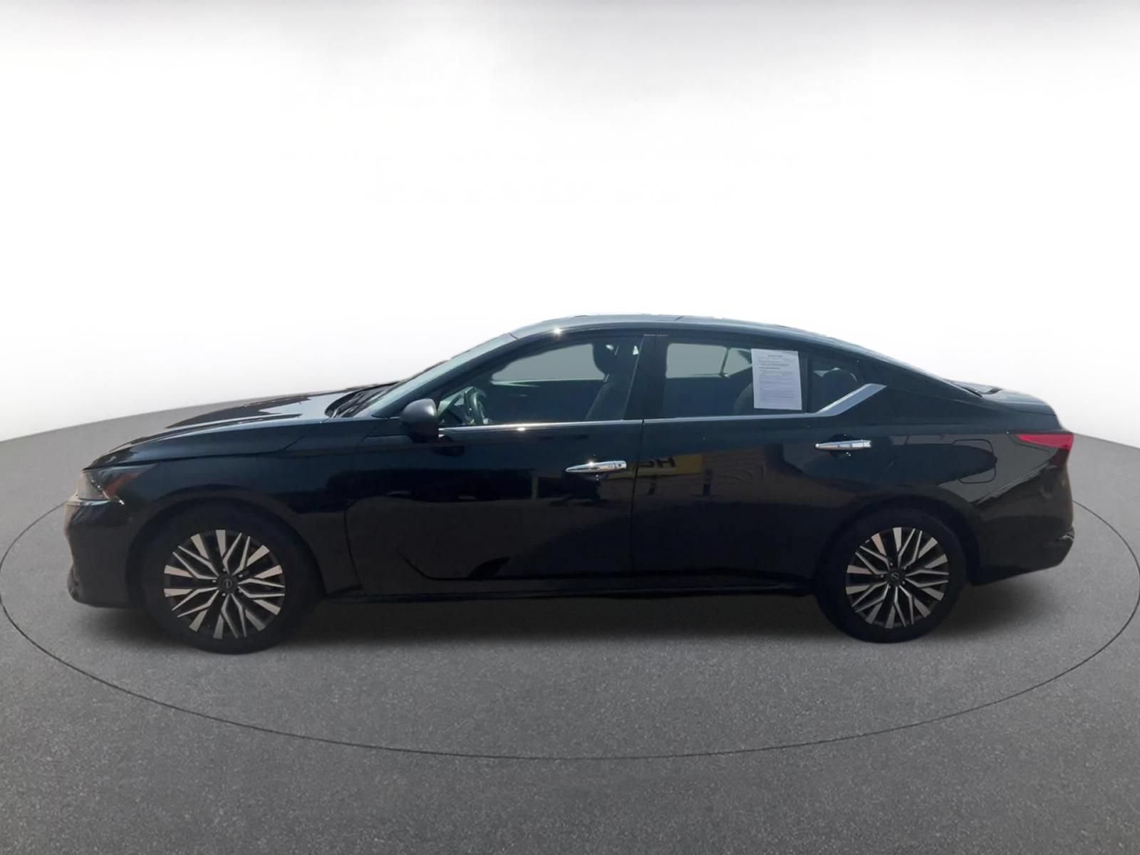 Used 2025 Nissan Altima 2.5 SV FWD image 9