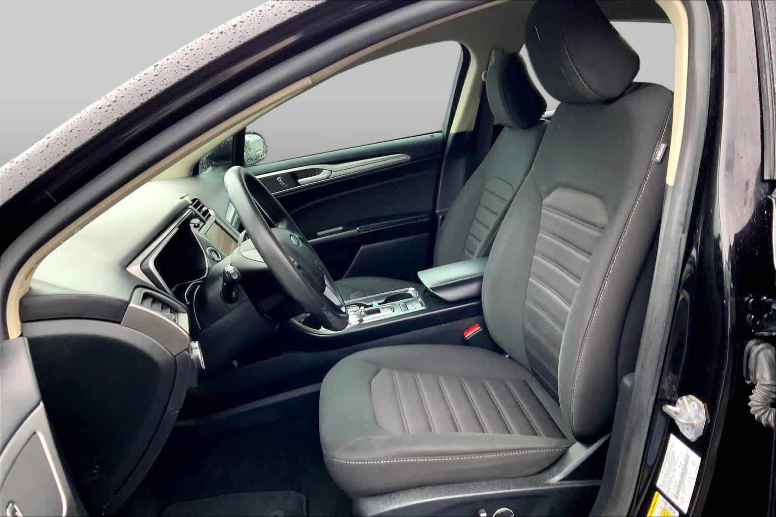 Used 2020 Ford Fusion SE FWD image 8