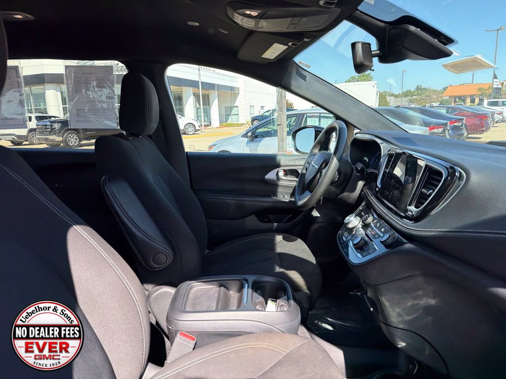 Used 2024 Chrysler Pacifica Touring FWD image 2