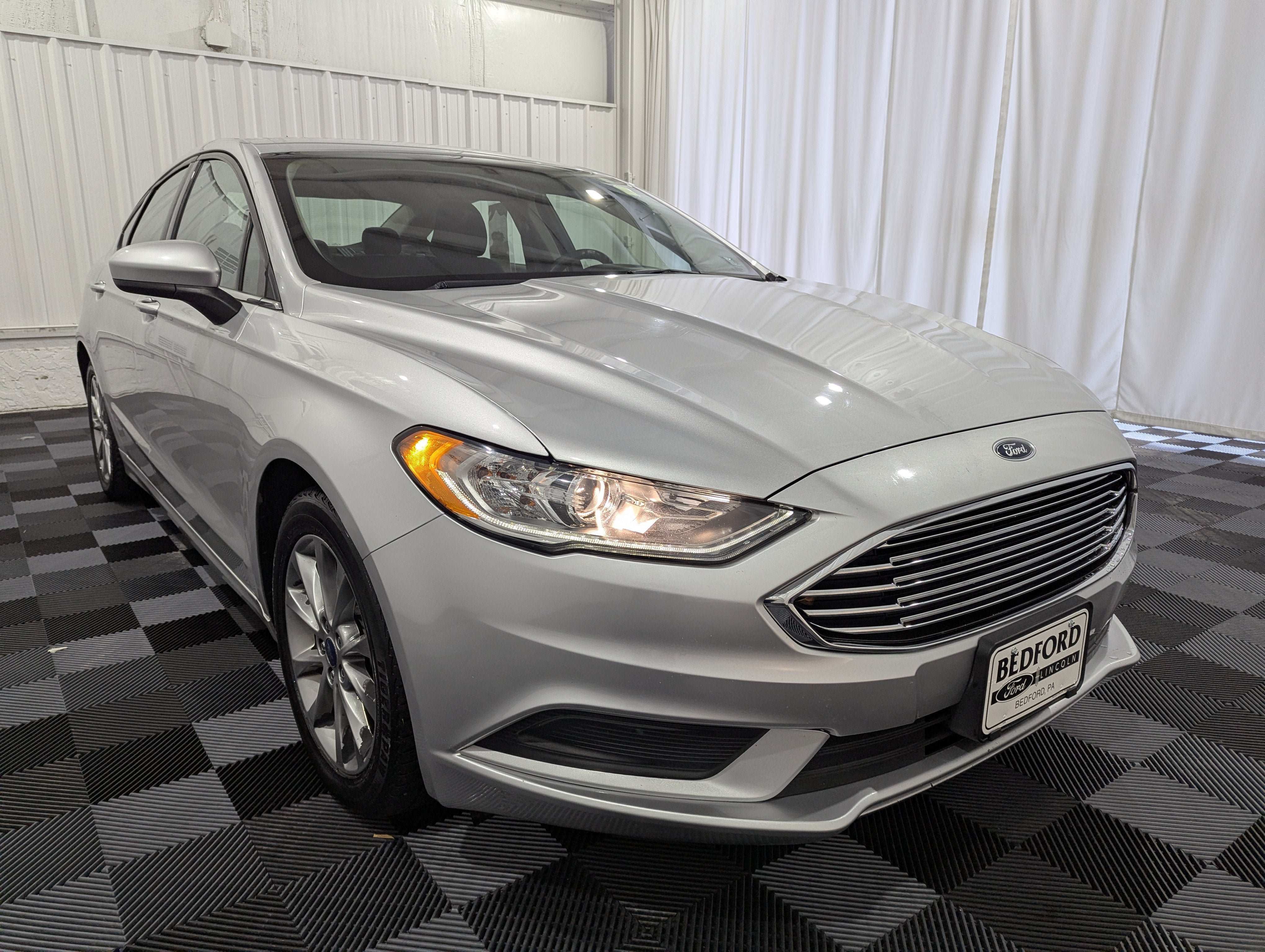 Used 2017 Ford Fusion SE w/ Fusion SE Technology Package FWD image 5