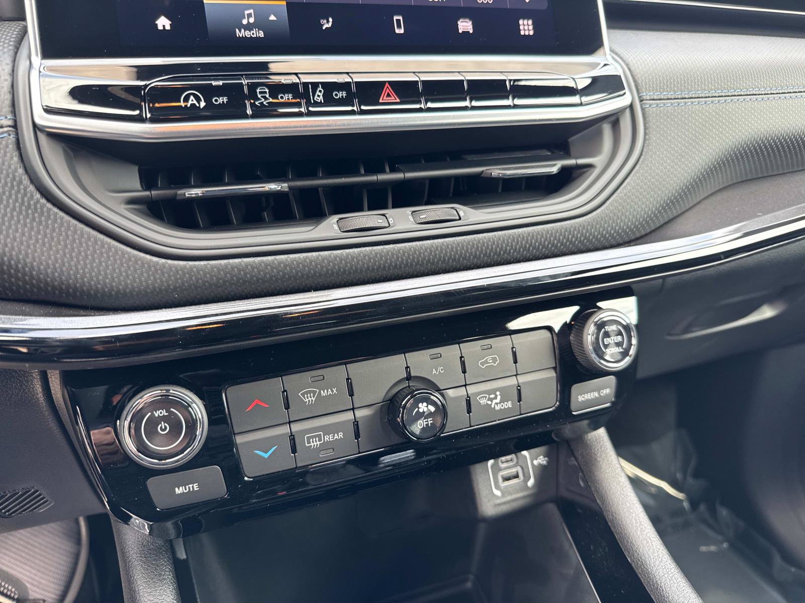 New 2026 Jeep Compass Latitude AWD/4WD image 22