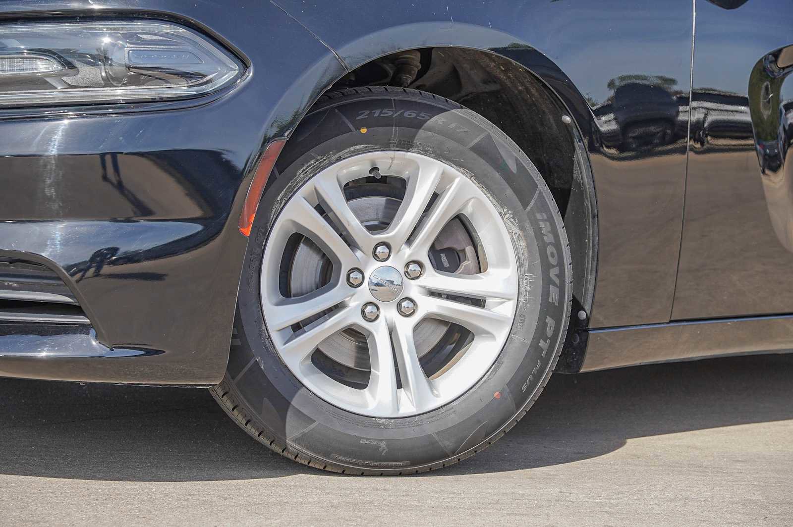 Used 2019 Dodge Charger SXT image 2