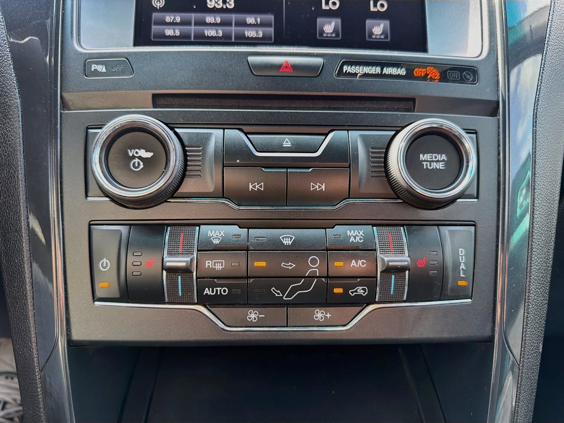 Used 2016 Ford Explorer XLT w/ Equipment Group 202A FWD image 23