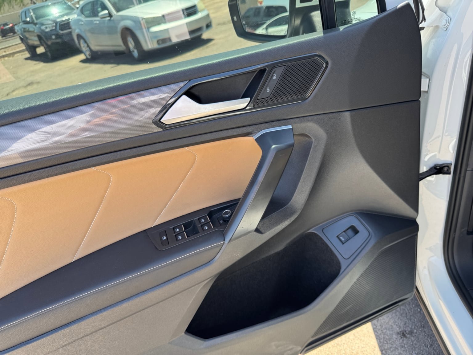 Used 2024 Volkswagen Tiguan SE w/ Panoramic Sunroof Package FWD image 11