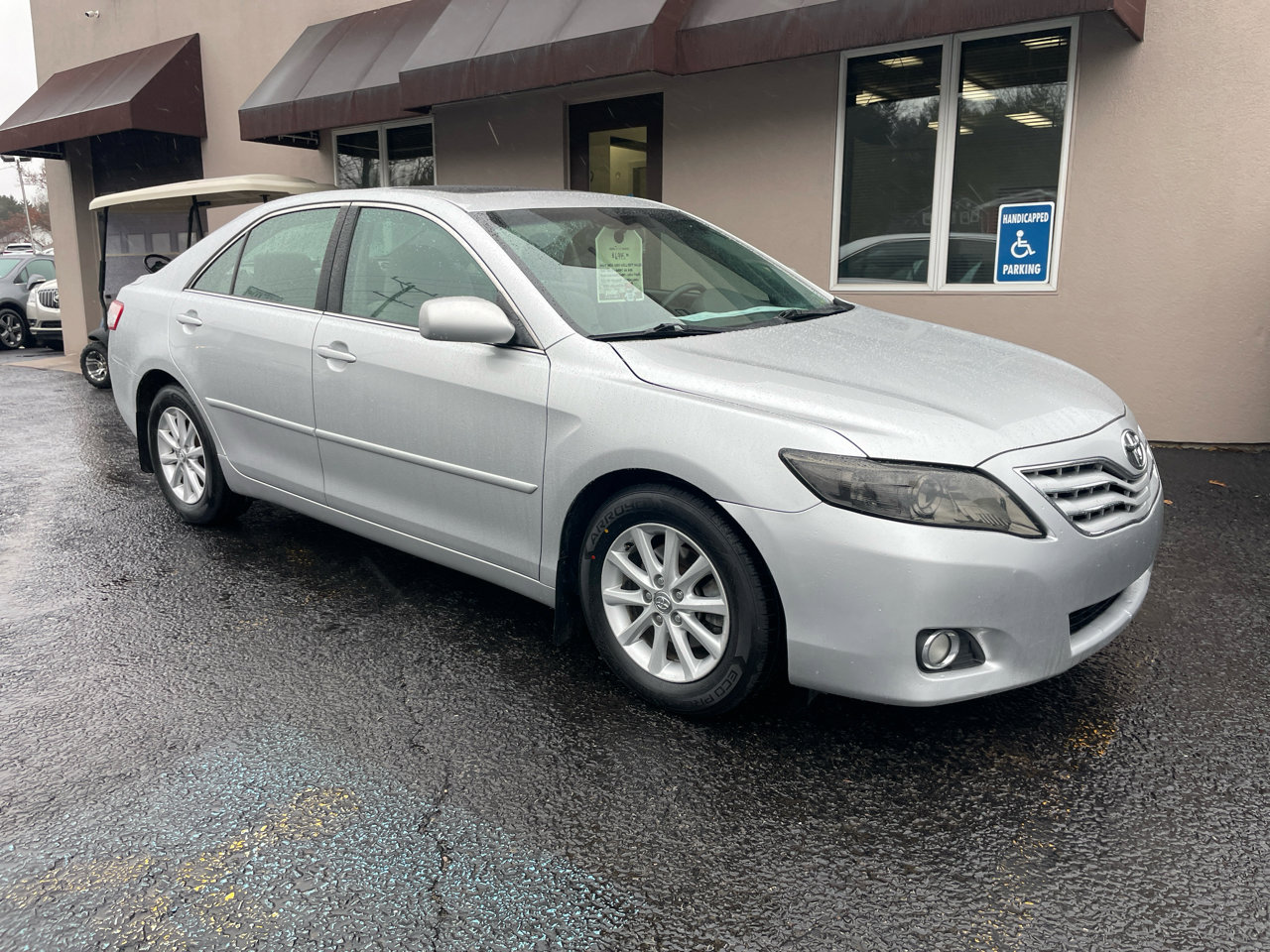 Used 2010 Toyota Camry XLE image 3