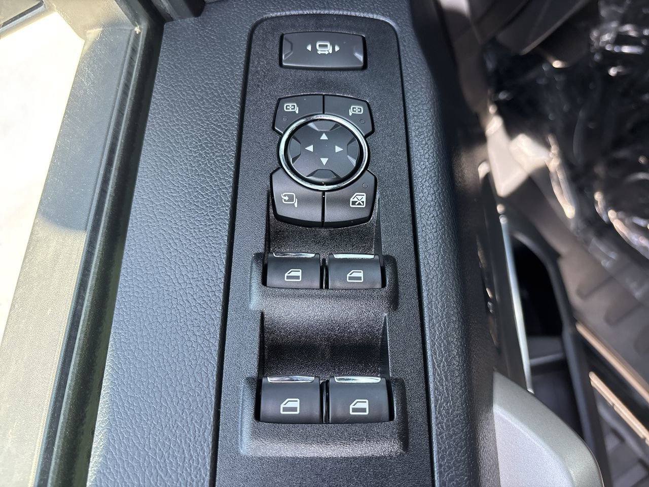 Used 2022 Ford F250 Lariat w/ Black Appearance Package AWD/4WD image 16