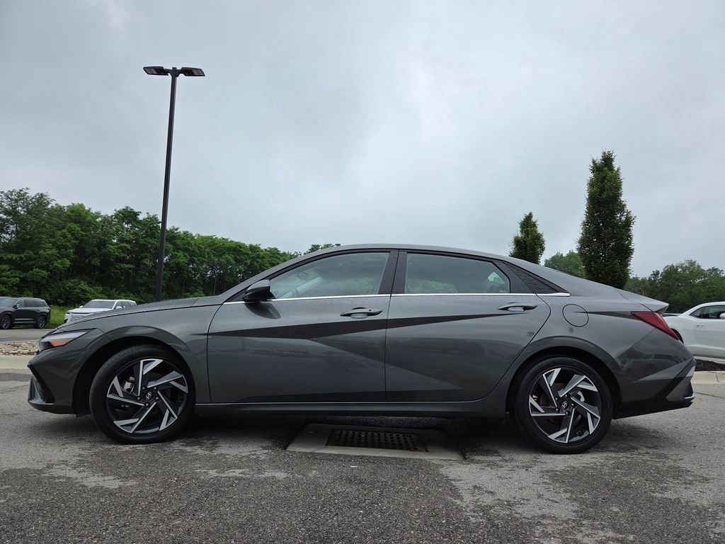 Used 2025 Hyundai Elantra SEL FWD image 23