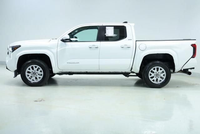 Used 2025 Toyota Tacoma SR5 AWD/4WD image 4